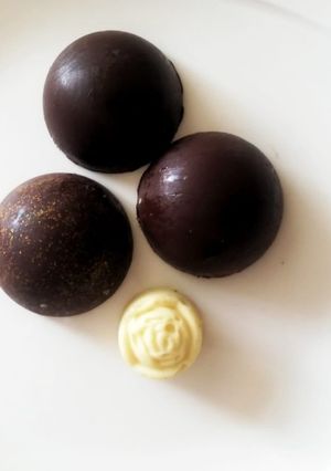 Una foto de Bombones de chocolate🍫 el postre perfecto.