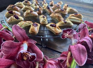 Une photo de Financiers aux amandes /thé vert sencha-Matcha et cranberrys (sans gluten et sans lactose)