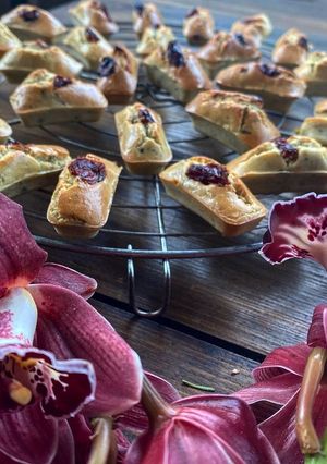 Une photo de Financiers aux amandes /thé vert sencha-Matcha et cranberrys (sans gluten et sans lactose)
