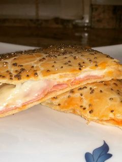 Una foto de Exquisita empanada de jamón york y queso