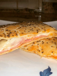 Una foto de Exquisita empanada de jamón york y queso
