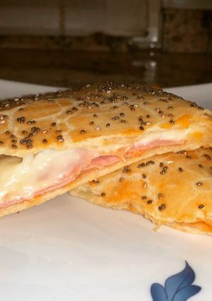 Foto principal de Exquisita empanada de jamón york y queso