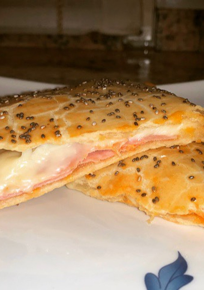 Una foto de Exquisita empanada de jamón york y queso