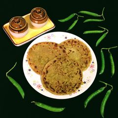A picture of Matar Paratha.