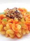 Riccioli con salsa di datterini, peperoni e finocchio bruciato