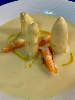 Una foto de Crema fría de espárragos con guarnición de langostinos