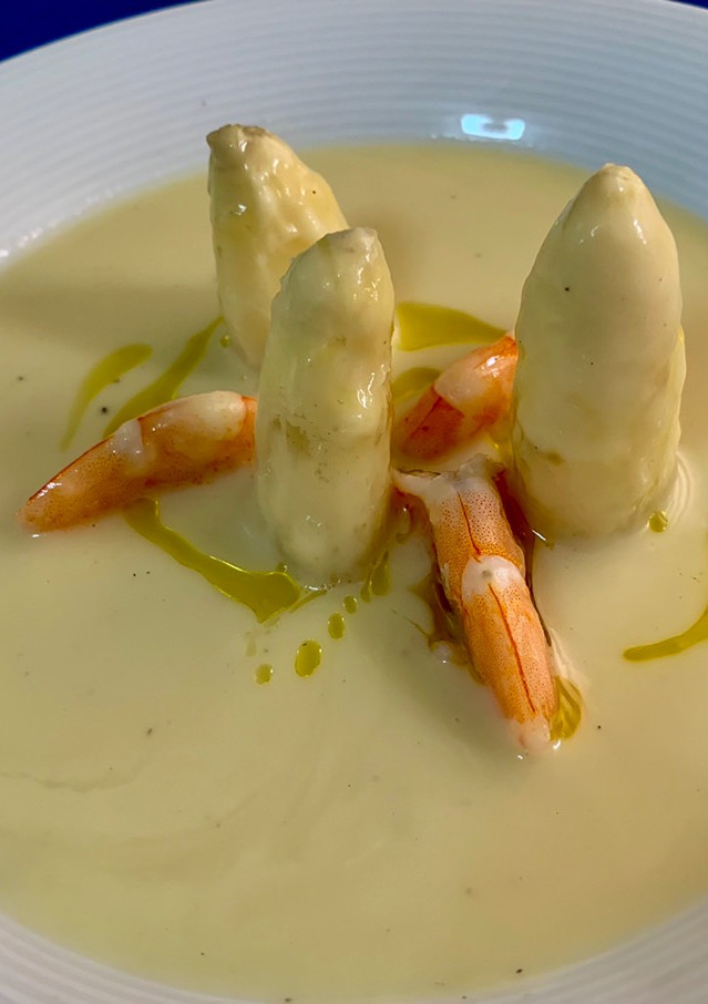Una foto de Crema fría de espárragos con guarnición de langostinos