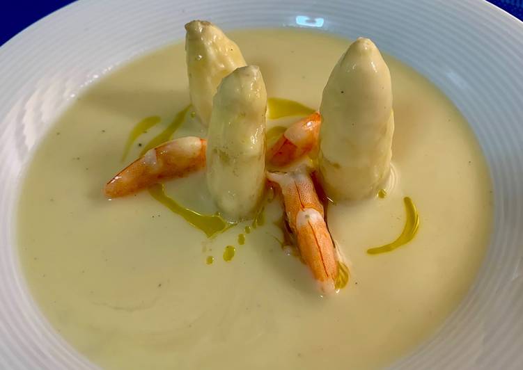 Crema fría de espárragos con guarnición de langostinos