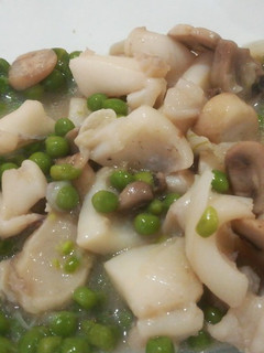 Una foto de Sepia con guisantes y champiñones