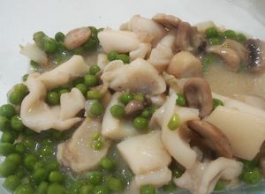 Foto principal de Sepia con guisantes y champiñones