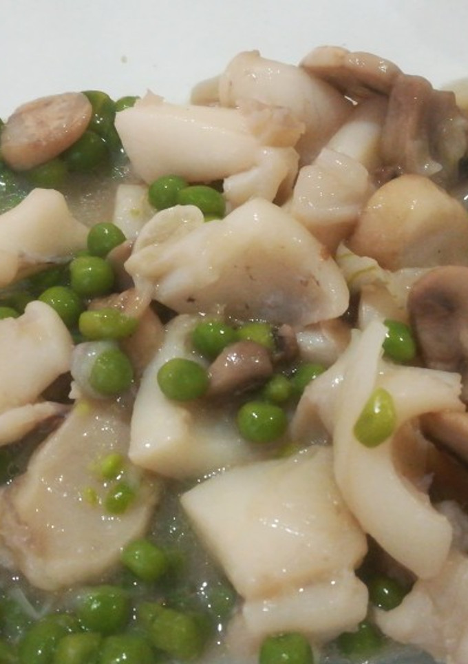 Una foto de Sepia con guisantes y champiñones