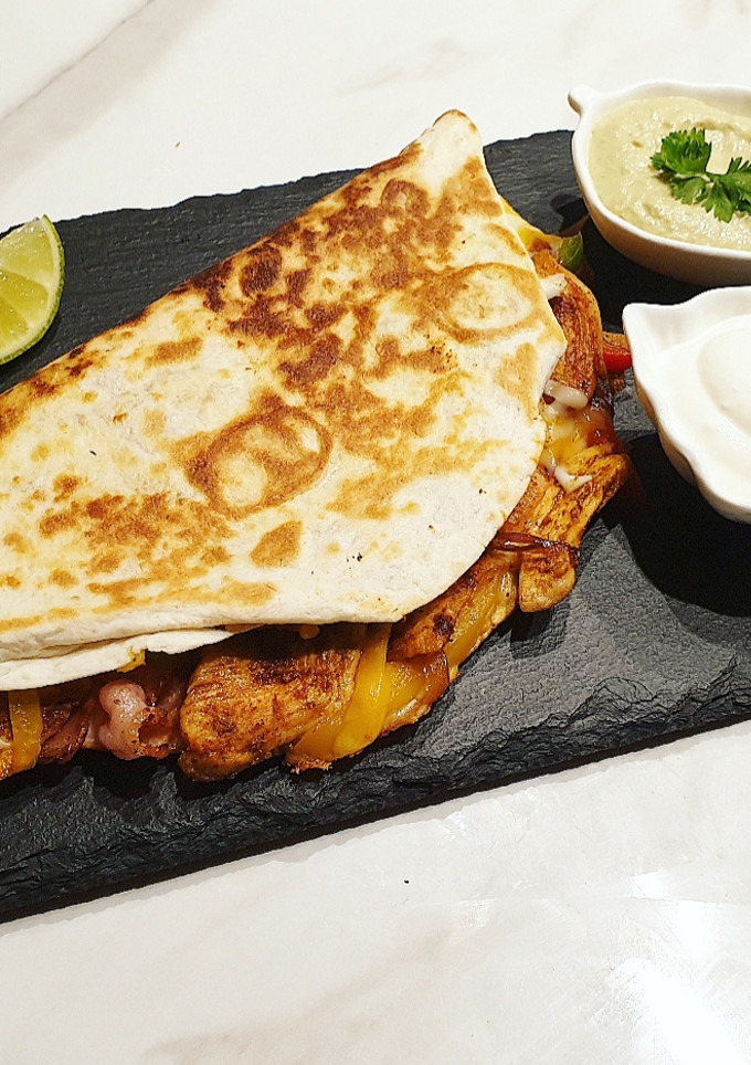 Csirkés quesadilla avokádókrémmel recept fotója