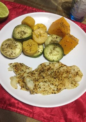 Una foto de Pescado y verduras al vapor