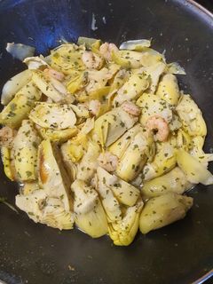 Una foto de Alcachofas con gambas al ajillo