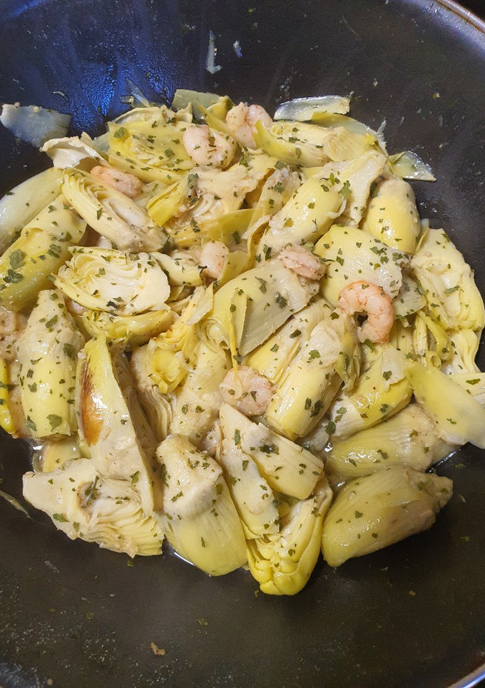 Una foto de Alcachofas con gambas al ajillo
