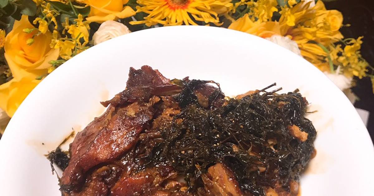 What is the recipe for making cá kho lá đinh lăng (braised fish with lá đinh lăng)?