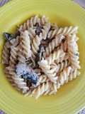 Pasta fusilli con crema de champiñones
