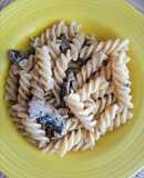 Pasta fusilli con crema de champiñones