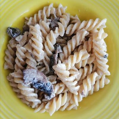 Pasta fusilli con crema de champiñones Receta de Regina Hernandez- Cookpad