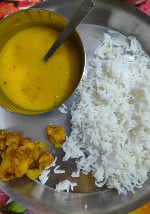 A picture of Kadhi chawal.