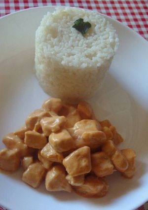 Una foto de Strogonoff de pollo con arroz