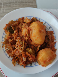 Una foto de Repollo con sofrito de ajo y pimentón