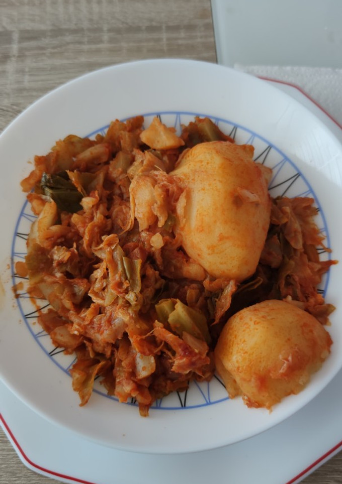 Una foto de Repollo con sofrito de ajo y pimentón