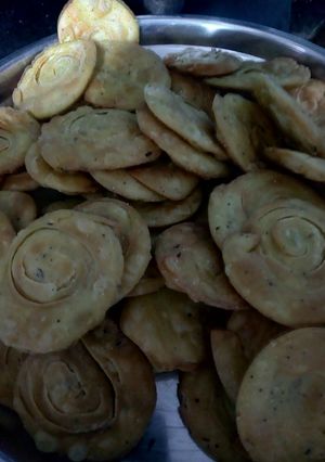 # ફરસી પડ વાળી પૂરી(Farsi pad vadi puri) રેસીપી મુખ્ય ફોટો
