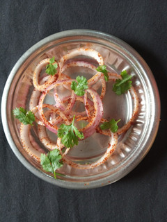 ઓનીયન લચ્છા સલાડ (Onion Lachha Salad Recipe In Gujarati) રેસીપી મુખ્ય ફોટો