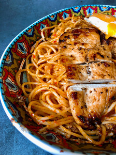 Hình của món Spaghetti Sốt Pesto Cay và Ức Gà Áp Chảo.