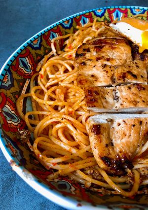 Hình của món Spaghetti Sốt Pesto Cay và Ức Gà Áp Chảo.