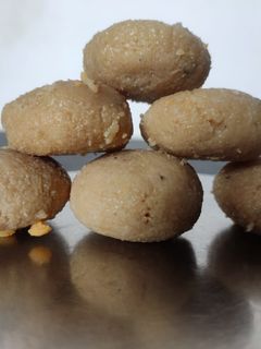 દૂધના દાણે દાર પેંડા(milk no dane dar penda in Gujarati) રેસીપી મુખ્ય ફોટો