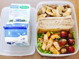 Eat clean- salad cá hồi + bò xào nấm