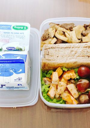 Hình của món Eat clean- salad cá hồi + bò xào nấm.