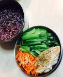 香煎雞胸肉便當 配菜：金平紅蘿蔔絲 蒜香青江菜