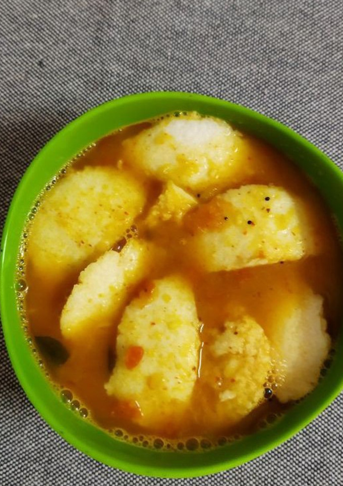 A picture of Idli sambar.