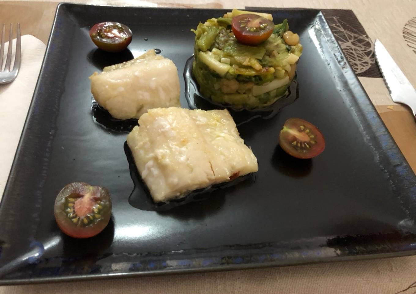 Bacalao a la plancha con timbal de ajos tiernos salteados