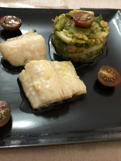 Una foto de Bacalao a la plancha con timbal de ajos tiernos salteados