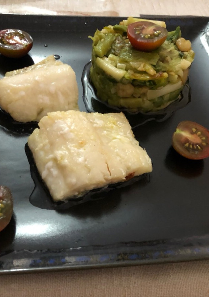 Una foto de Bacalao a la plancha con timbal de ajos tiernos salteados