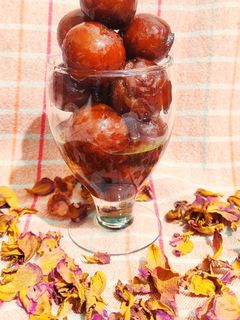 डार्क चॉकलेट फीलिंग मारी बिस्कीट गुलाबजाम (biscuit gulab jamun recipe in marathi) रेसिपी चे मुख्य फोटो 