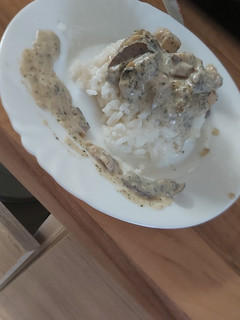 Tejszínes gombás csirke rizzsel recept fotója
