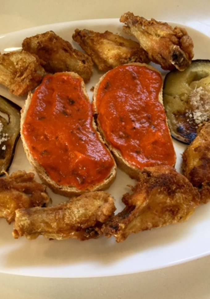 Una foto de Ajvar con alitas de pollo