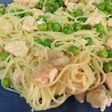 Espagueti con salmón y guisantes