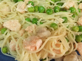 Espagueti con salmón y guisantes