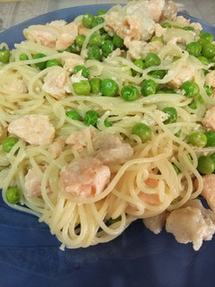Una foto de Espagueti con salmón y guisantes