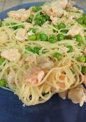 Una foto de Espagueti con salmón y guisantes