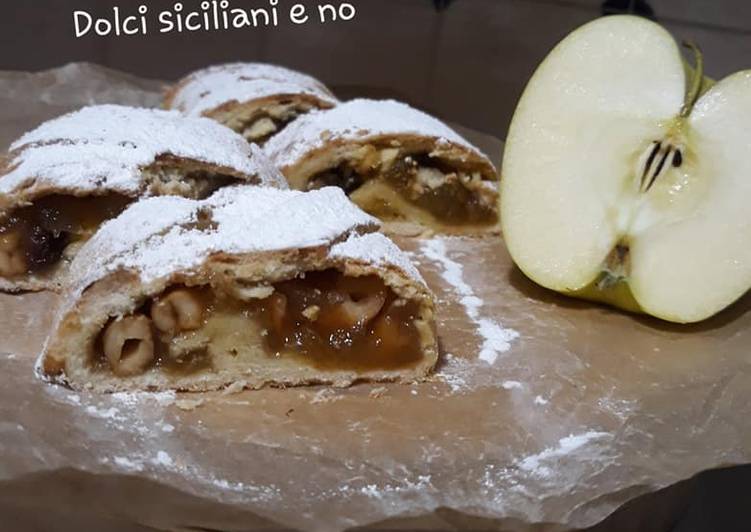 Strudel di frolla con mele e frutta secca