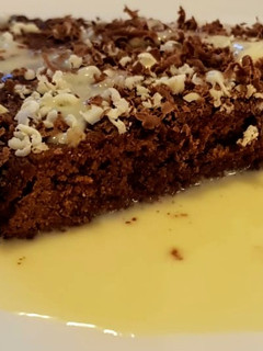 Una foto de Brownie con nueces y chocolates