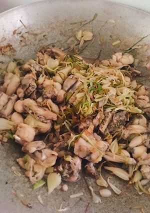 Hình của món Ếch xào củ kiệu.