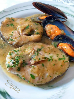 Una foto de Merluza en salsa de pimienta verde y caldo de mejillones